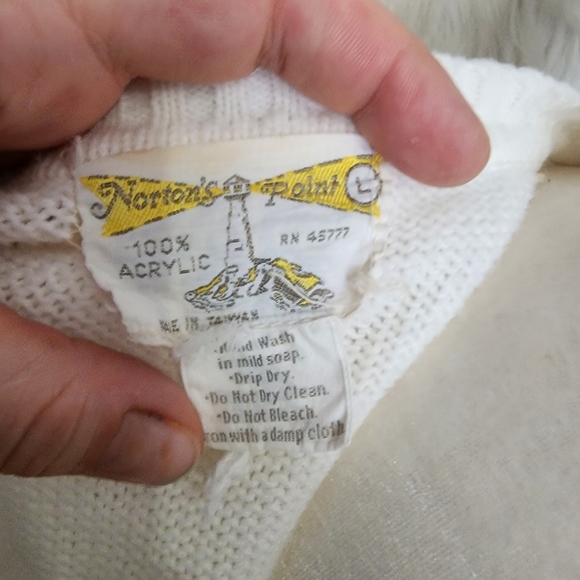 1970s white vest with embroidered flowers - Picture 9 of 9